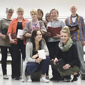 Raamattukurssilaisia raamatut käsissään.