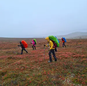 Nainen kävelemässä sillalla.