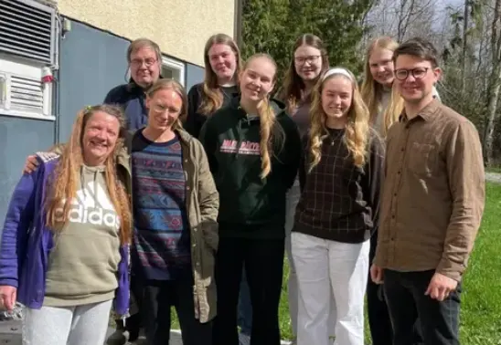 Kuvassa on opiskelijoita Raamattukurssilla Karkun evankelisella opistolla 2025.